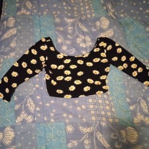 3/$15 Daisy print crop top